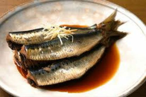 Mắm lẹp làm từ cá lẹp, một loại cá con nhỏ, mình lép kẹp. Đây là loại mắm xổi đặc trưng Quảng Bình, dùng cá lẹp trộn muối, chỉ ép lại vài ba hôm là ăn ngay được. Mắm lẹp thường được um mỡ, hành, kẹp với rau mưng được người địa phương rất ưa thích trong mỗi bữa ăn. Ảnh: Dulichquangbinh123.