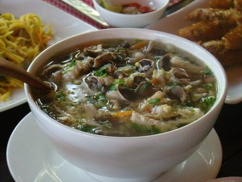 Canh nấm tràm: Canh nấm tràm là một trong những món dân dã của Quảng Bình: đơn giản và mộc mạc nhưng ngọt ngào hương vị. Theo những người bán nấm cho biết, nấm tràm không phải lúc nào cũng có mà chỉ có 2 mùa chính là vào khoảng tháng 4 và tháng 7, tháng 8 âm lịch, sau những trận mưa mát mẻ của mùa hạ. Ảnh: GĐ&XH.