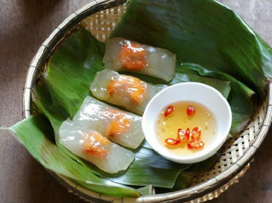 Bánh lọc: Bánh lọc là tên gọi khác của bánh bột lọc, là một trong những đặc sản ở Quảng Bình rất được du khách ưa thích. Món ăn này hết sức giản dị, bánh làm từ bột sắn với nhân tôm gói trong chiếc lá và hấp lên. Chỉ khi bạn bóc hết phần lá cầm trên tay chiếc bánh nóng hổi và chấm ngập trong nước mắm nguyên chất có ít ớt cay địa phương mới cảm nhận được hết độ ngon của nó. Ảnh: Internet.