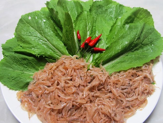 Ruốc biển (có tên gọi khác là con moi) là loài tôm nhỏ xíu, có nhiều ở vùng biển Nhật Lệ. Ruốc biển được người dân Quảng Bình chế biến theo nhiều cách khác nhau như ruốc lạt, mắm ruốc… đều là những món ăn có hương vị đậm chất Quảng Bình. Ảnh: GĐ&XH.