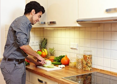Nấu ăn cũng là một bài tập giảm cân tiện lợi cho bạn ngay trong căn nhà của mình nhé. Ngoài ra khi bạn tự tay chế biến những món ăn cho mình và gia đình sẽ giúp kiểm soát tốt chất béo cũng như năng lượng nạp vào cơ thể từ đó giúp giảm cân hiệu quả hơn. 5. Khi bạn đang làm việc Nếu bạn làm một công việc ngồi bàn giấy, bạn có thể phải dành hầu hết thời gian trong ngày ngồi trước máy tín. Theo một nghiên cứu do CareerBuilder.com tiến hành, 43% người Mỹ đã báo cáo mức tăng cân nặng khi bắt đầu công việc mới, người tăng cân lớn nhất là người làm việc nhiều giờ.