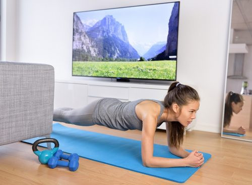rong thời gian xem TV, bạn có thể tranh thủ tập thể dục lúc chiếu quảng cáo. Theo một nghiên cứu do cơ quan truyền thông Nielsen tiến hành, ít nhất bạn sẽ có 14 phút quảng cáo giữa các chương trình truyền hình trên TV, thời gian này đủ để bạn tập luyện nhanh. Do vậy, mỗi lần quảng cáo chiếu trên màn hình, bạn hãy thử đứng dậy tập vài động tác thể dục. Đây thực sự là một bí kíp giảm cân hiệu quả nếu bạn kiên trì tập luyện. 2. Khi bạn mở tủ lạnh