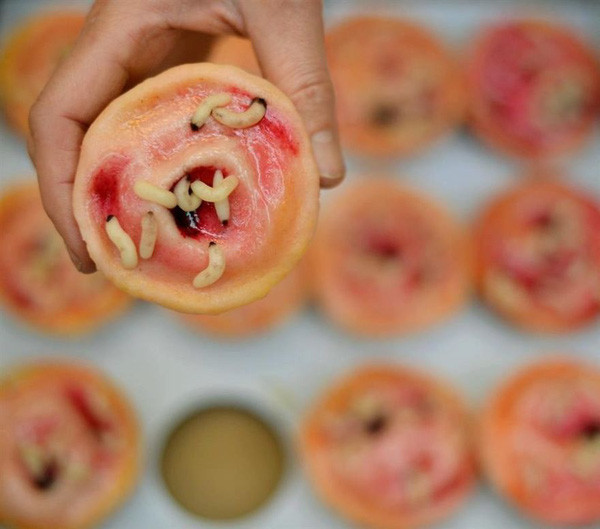 Bánh cupcake đáng sợ với những chú dòi. Ảnh: Internet.