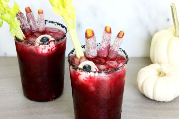 Cocktail con ngươi và ngón tay phù thủy là một trong những đồ uống đặc biệt cho Halloween. Ảnh: Internet.