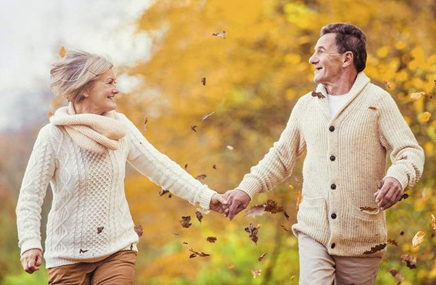 1. Chăm chỉ vận động: Người sống lâu thường biết cách tạm bỏ công việc phía sau để hoạt động thể chất như đi bộ. Đây là cách giúp bạn giữ được vóc dáng đẹp, đồng thời đem lại năng lượng, giải phóng chất endorphins giúp tạo cảm giác hưng phấn trong não. Nhờ đó, hoạt động của não tích cực hơn và giúp các hoạt động cơ thể diễn ra thuận lợi, tăng cường sức khỏe, giúp sống thọ hơn. Ảnh: Internet.