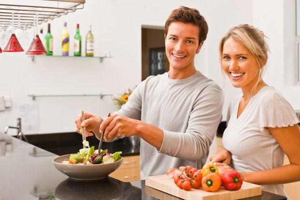 4. Thêm gia vị vào chế độ ăn của bạn: Điều mới trong việc nghiên cứu sức khỏe là phương pháp điều trị sức khỏe toàn diện. Nhưng khi chúng ta nói với người Ấn Độ về phương pháp dùng thảo dược cho việc điều trị đó thì họ sẽ cười vào bạn. Hàng ngàn năm nay, họ đã biết rằng thường xuyên dùng 1 số gia vị như nghệ và quế sẽ giúp bạn sống khỏe sống thọ hơn. Ảnh: Womentribe.