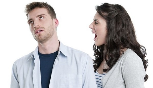 4. Nói nhiều: Phụ nữ thường nói rất nhiều, dường như họ không bao giờ hết chuyện để nói, vì thế mới có câu “3 người phụ nữ cũng thành cái chợ”. Đàn ông không thể thích ứng nổi thói quen nói nhiều này. Ảnh: Wonderlist.