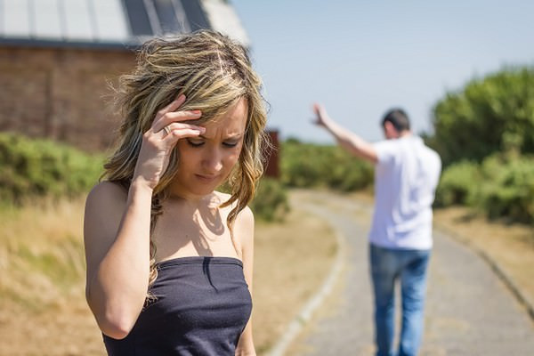 8. Hay khóc lóc: Theo phỏng đoán của phái mạnh, đôi khi phụ nữ thích khóc là có thể khóc ngon lành. Với đàn ông, điều này quá khó khăn, trong khi chị em lại khóc rất thường xuyên, thậm chí chẳng có lý do gì vẫn rơi nước mắt. Trong suy nghĩ của đa số các chàng trai, họ sợ những giọt nước mắt phụ nữ, đơn giản vì họ không biết lý do vì sao khóc và làm cách nào để xua tan những giọt nước mắt đó. Ảnh: Wonderlist.