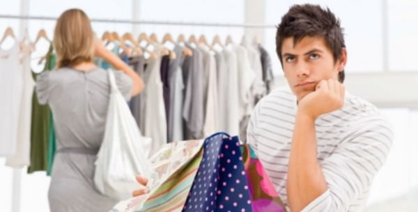5. Mua sắm, tiêu xài quá nhiều: Mọi đàn ông trên thế giới này đều nghĩ rằng phụ nữ nghiện mua sắm. Phái mạnh đơn giản là không hiểu được vì sao phụ nữ thích mua sắm hay ngắm đồ qua cửa kính như vậy. Họ cảm thấy khó chịu và bực bội khi nhìn phụ nữ xem và thử số quần áo, phụ kiện trong hàng giờ, ngay cả khi họ không mua chúng. Ảnh: Wonderlist.