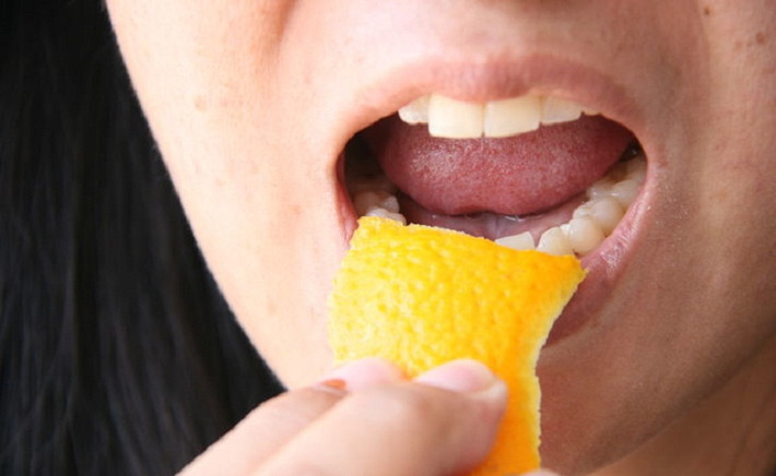 6. Chà xát bằng vỏ cam: Vỏ cam cũng là một loại nguyên liệu thường thấy khi nói đến công dụng làm sạch hàm răng. Sử dụng phần bên trong của vỏ cam để chà xát thường xuyên lên hàm răng rồi súc miệng sạch lâu dần cũng sẽ giúp hàm răng loại bỏ các vết ố vàng hiệu quả. Ảnh: Covet.