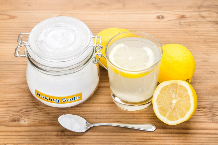 4. Hỗn hợp baking soda và nước chanh: Để tăng khả năng tẩy trắng, bạn có thể kết hợp giữa baking soda với nước chanh. Khuấy đều 1 thìa baking soda với 1 thìa nước chanh rồi sử dụng chúng để chà xát nhiều lần lên hàm răng hàng ngày sẽ nhanh chóng loại bỏ vết ố vàng trên thân răng. Ảnh: Well-beingsecrets.