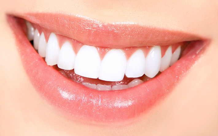 15. Dấm và muối: Pha lẫn dấm, nước, muối với nhau, ngậm từ 1 – 3 phút trong miệng, sau đó đánh răng như bình thường. Hỗn hợp này cũng có tác dụng rõ rệt trong việc loại bỏ cao răng, các vi khuẩn có hại và hơi thở không thơm tho. Ảnh: Internet.
