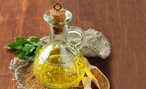 12. Dầu mù tạt: Dầu mù tạt cũng có thể được sử dụng như một chất xúc tác làm long các mảng bám và tiêu diệt vi khuẩn trên hàm răng. Trộn một ít dầu mù tạt với ít muối rồi sử dụng chúng để chà xát lên thân răng và súc miệng sạch với nước ấm là một biện pháp loại bỏ sạch những vết ố vàng trên thân răng. Ảnh: Healthplus.