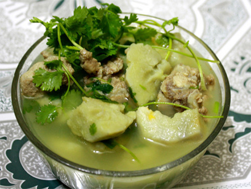 Khoai sọ mán: Đây là đặc sản của người Dao ở Mộc Châu. Khoai củ to, ruột vàng ươm, ninh chóng nhừ, khi chín màu vàng ươm như mỡ gà nhưng không bở tung, ăn vào vừa dẻo vừa thơm. Khoai sọ mán có thể chế biến thành nhiều món nhưng ngon nhất là nấu canh xương. Khoai có mùi thơm đặc trưng cùng hương vị không giống khoai nào có vì thế lên Mộc Châu mà lỡ được ăn món này sẽ nhớ mãi không nguôi. Ảnh: Dulichmocchau.