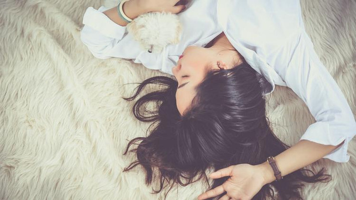 1. Tóc gẫy: Tóc chưa khô sẽ dễ bị gẫy rụng. Để tóc ướt đi ngủ là lý do khiến mái tóc của bạn sẽ ngày càng mỏng dần. Do vậy, khi tóc còn ẩm thì bạn nên sấy hoặc hong khô rồi mới đi ngủ. Ảnh: Tes.