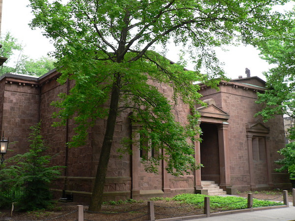 Năm 1832, hội Đầu lâu xương chéo (Skull and Bones Club) được thành lập tại Đại học Yale danh tiếng của nước Mỹ. Thành viên của hội kín này là những sinh viên xuất sắc. Trong số này có những người có khả năng trở thành lãnh đạo cấp cao của đất nước trong tương lai.