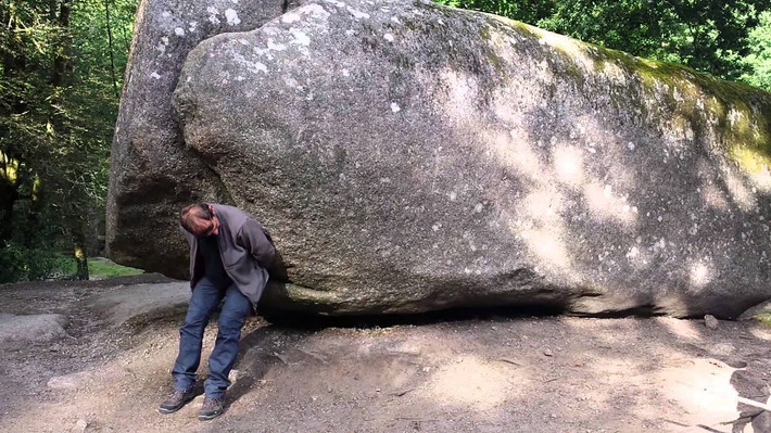 Tương tự Al Naslaa, bên trong khu rừng Huelgoat, thuộc vùng Brittany, Pháp có một tảng đá có tên là Trembling Rock bí ẩn.
