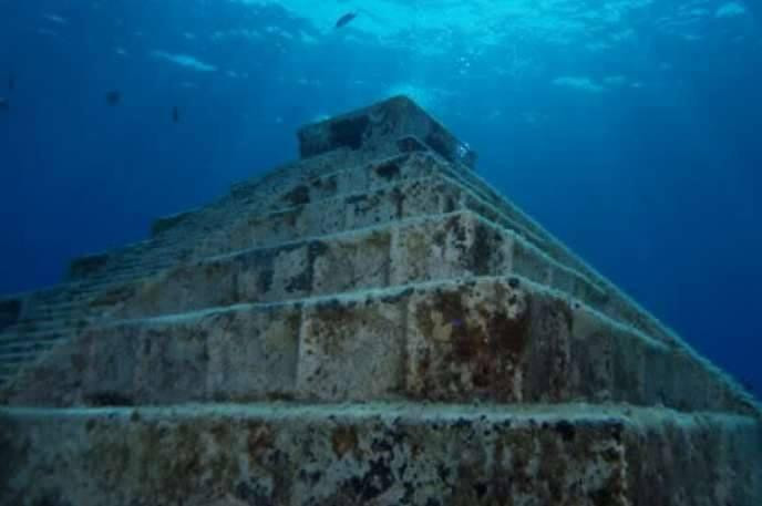 Quần thể kiến trúc Yonaguni được phát hiện năm 1985, ở ngoài khơi quần đảo Ryukyu, Nhật Bản. Đây là một trong những kiến trúc bí ẩn nhất thế giới. Theo các chuyên gia, quần thể kiến trúc dưới nước bao gồm các bậc thang đá và kim tự tháp.
