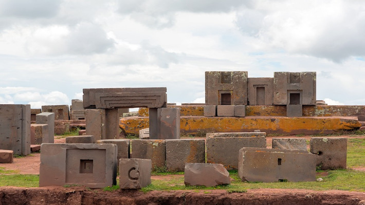 Di tích Puma Punku ở thành phố cổ Tiwanaku, Bolivia là đề tài hấp dẫn giới chuyên gia. Công trình này gồm những phiến đá khổng lồ được điêu khắc nhẵn mịn, vuông vức. Chúng được tạo thành từ đá granite và đá diorite có độ cứng chỉ thua kim cương.