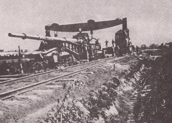 Phát xít Đức dự tính sử dụng siêu pháo V3 từ tháng 10/1944. Tuy nhiên, chỉ ba tháng trước khi Đức quốc xã thực hiện kế hoạch này, quân Đồng minh đã mở những cuộc không kích lớn khiến kế hoạch của Hitler "phá sản".