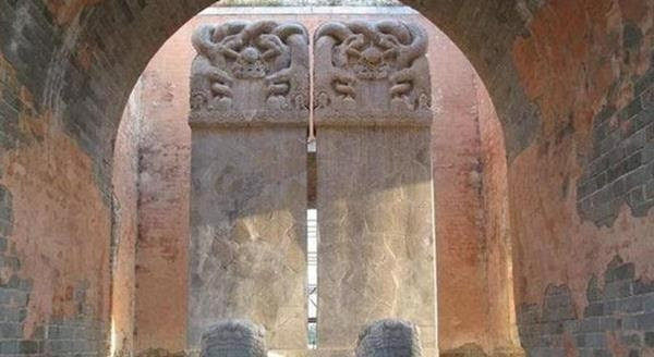 Đến năm 1952, các chuyên gia Trung Quốc tiến hành lên kế hoạch khai quật, bảo tồn Thanh Cảnh Lăng. Thế nhưng, khi các chuyên gia mới tiến vào bên trong lăng mộ thì thấy mùi khó chịu bốc lên.