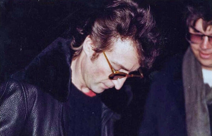 Bức ảnh chụp ca sĩ John Lennon ký tặng cho Mark David Chapman - kẻ đã sát hại ông ngay sau đó.