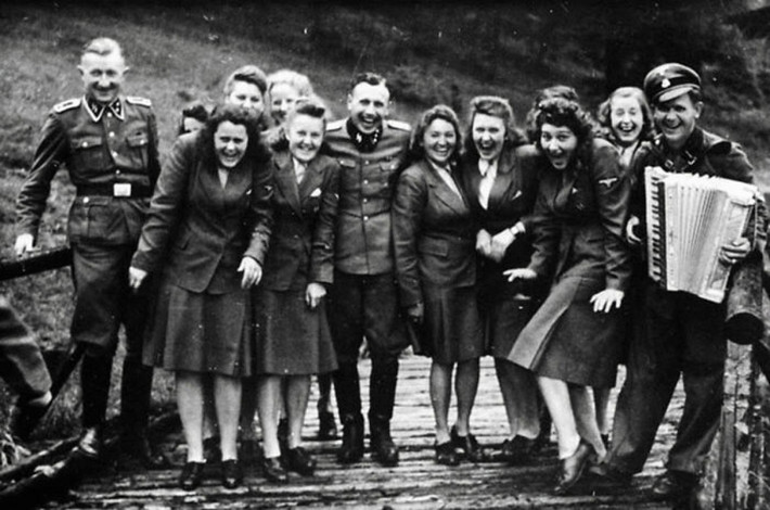 Các nhân viên trong trại tập trung Auschwitz của Đức quốc xã tươi cười chụp ảnh. Không ai có thể ngờ rằng, công việc chính của những người trong bức ảnh này là tra tấn, sát hại hàng triệu tù nhân Do Thái trong Thế chiến 2. Dù làm công việc tàn bạo, gây ra tội ác kinh hoàng như vậy nhưng những người này vẫn có thể cười nói, ca hát, nhảy múa như bình thường. Nhiều người gọi họ là "ác quỷ" đội lốt con người.
