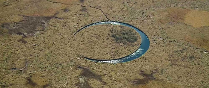 Nằm giữa vùng đầm lầy ngập nước thuộc sông Parana, Argentina, đảo El Ojo hay còn gọi "đảo con mắt" có nhiều điểm khác biệt so với những hòn đảo khác trên thế giới.