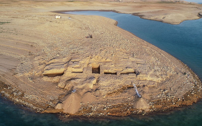 Hạn hán nghiêm trọng làm cạn kiệt nước ở đập Mosul của Iraq. Theo đó, những tàn tích của một thành phố 3.400 năm tuổi biến mất từ lâu bất ngờ lộ diện.