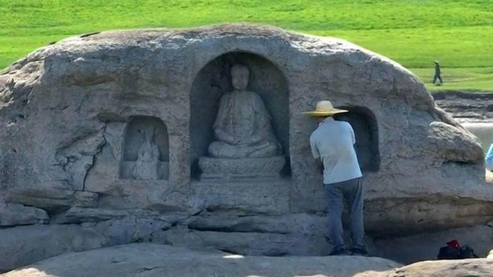 Mực nước ở hồ Bà Dương xuống mức thấp đã làm lộ một kho báu giá trị là bức tượng Phật trên đỉnh rạn san hô ở đảo Phật Gia Lương, Dương Tử.