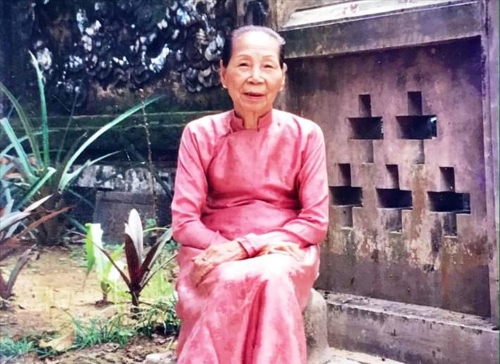 Là nhân chứng lịch sử về nhà Nguyễn - triều đại phong kiến cuối cùng Việt Nam tại Cố đô Huế, bà Lê Thị Dinh am tường nhiều lễ tiết, nghi thức, trang phục, trang điểm, ẩm thực, sinh hoạt chốn Cung đình Huế xưa.