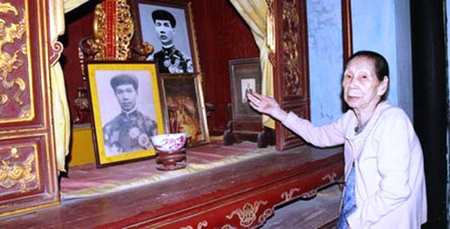 Do vậy, bà Lê Thị Dinh đã cung cấp nhiều thông tin bổ ích, có giá trị giúp các nhà nghiên cứu, cơ quan chuyên môn, phóng viên báo chí, các đoàn làm phim khi tìm hiểu về đời sống cung đình dưới thời nhà Nguyễn. Trong ảnh là bà Lê Thị Dinh bên ban thờ vua Nguyễn tại phủ Kiên Thái Vương.