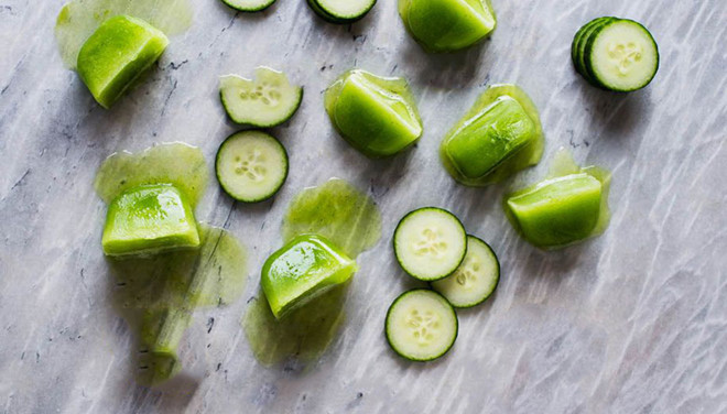 Đá viên táo và dưa leo giúp trắng da: Dưa leo chứa hàm lượng vitamin e, khoáng chất cấp ẩm cho làn da, táo giúp mờ thâm nám trên da hiệu quả. Nước ép táo và dưa leo khi để đông lạnh không chỉ thu hẹp lỗ chân lông mà còn giúp da mịn màng, giảm thâm nám.