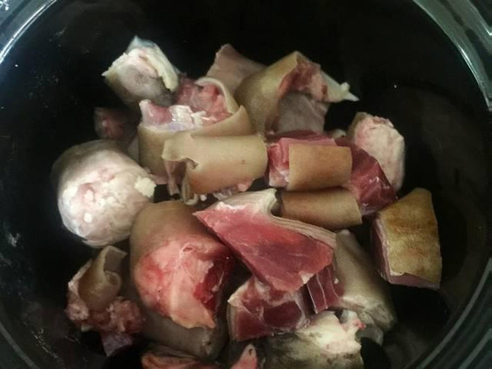 Nguyên liệu: Thịt dê 250g, tỏi 20g, gia vị các loại (muối, tiêu, đường, bột ngọt, nước tương) vừa đủ. Thịt dê rửa sạch, xắt lát vừa ăn, cho vào nồi thêm nước vừa đủ, nấu đến khi gần chín thì thêm tỏi vào, hầm thêm 20 phút nữa, nêm nếm gia vị vừa ăn. Dùng ăn nóng vào lúc đói bụng.