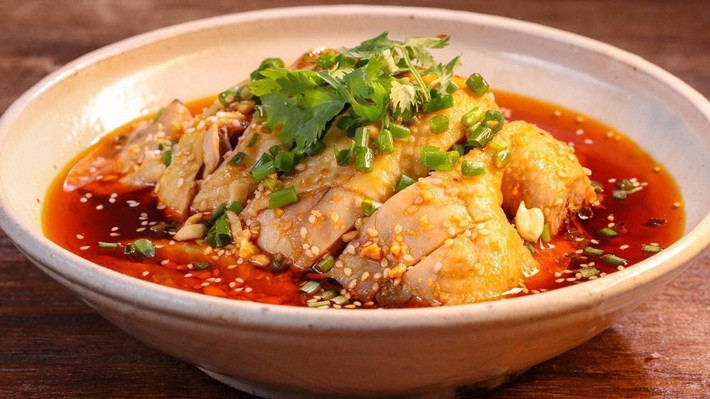 Sở dĩ mang cái tên đặc biệt đến vậy bởi chỉ cần nhìn thấy món ăn này, tất cả các giác quan trong cơ thể bạn sẽ “bừng tỉnh” ngay lập tức với hình thức và mùi hương quá hấp dẫn. Gà tươi, chắc thịt, sau khi luộc được ướp với ớt, dầu mè và 10 loại gia vị, nước sốt đặc trưng tạo nên món ăn chắc chắn không một du khách nào muốn bỏ lỡ.