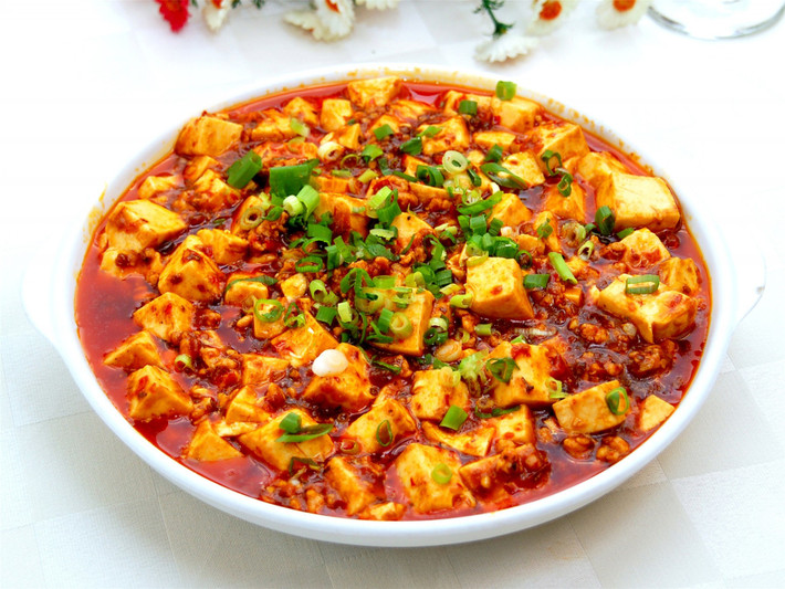 Đậu phụ cay Mapo nổi tiếng Tứ Xuyên: Đậu hũ Mapo – đặc sản “cay xé họng” của tỉnh Tứ Xuyên “hớp hồn” mọi du khách ngay từ lần đầu tiên nếm thử. Với nguyên liệu đơn giản, sự kết hợp giữa đậu phụ tươi, thịt lợn xay và nước sốt tương cay đặc trưng của Tứ Xuyên tạo nên món ăn cay đến toát mồ hôi nhưng ngon không thể chối từ.