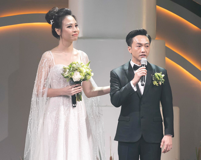 Chiếc váy có phần tay dài bắt đầu từ vai áo, thể hiện xu hướng cưới đương đại. Với chi tiết này, dù cô dâu có đội lúp cưới hay không, phần tay dài vẫn mang lại vẻ thướt tha. Ảnh: Zing.