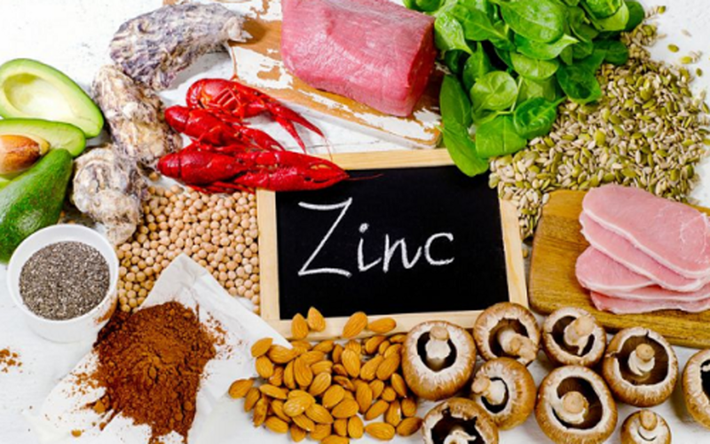 Tăng cường bổ sung kẽm: Nếu không có đủ lượng kẽm, cơ thể không thể sản xuất đủ testosterone. Kẽm có thể có trong các sản phẩm sữa, thịt, cá, nhưng ăn quá nhiều thịt hoặc cá cũng không tốt vậy nên hãy bổ sung một lượng vừa đủ cho cơ thể.
