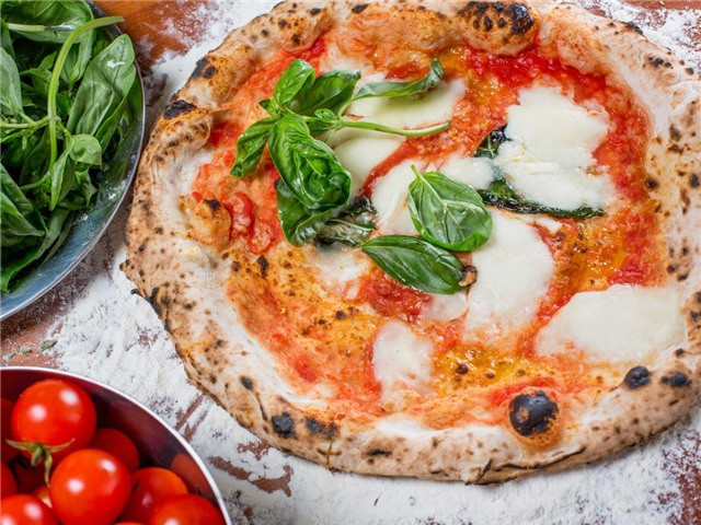 Naples, Italy, là nơi khai sinh ra món pizza hiện đại. Từ thế kỷ 18, món ăn này đã trở nên phổ biến trên khắp thế giới, với đủ loại nhân. Có thể nói pizza là món ăn có phô mai tuyệt nhất mọi thời đại.