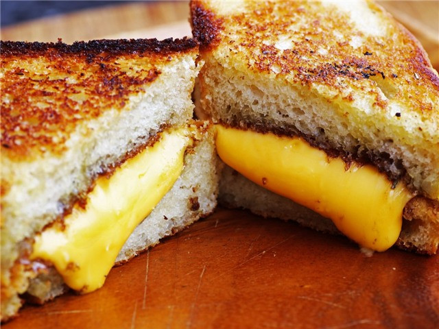 Bánh mì kẹp phô mai là món ăn điển hình của Mỹ, gồm phô mai kẹp giữa bánh mì trắng và rán trong chảo đầy bơ.