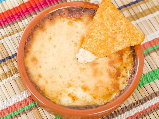 Provoleta là phô mai nguyên bánh nướng của Argentina, thường được cho thêm sốt chimichurri và ăn như món khai vị của "asado" - một bữa tiệc thịt nướng.