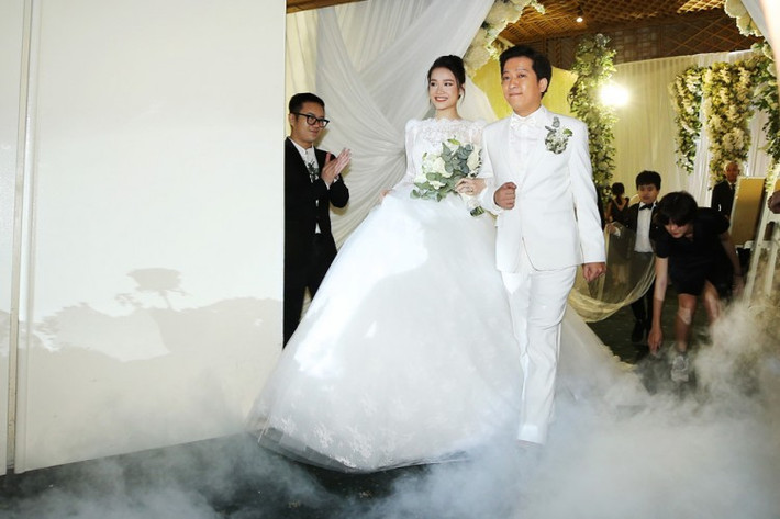 Mặc dù không quá nhiều món nhưng thực đơn trong đám cưới Trường Giang - Nhã Phương đều được chế biến từ những nguyên liệu đắt đỏ. Theo dự tính, mỗi bàn tiệc mà nam danh hài đãi khách có giá khoảng từ 15 - 20 triệu đồng.