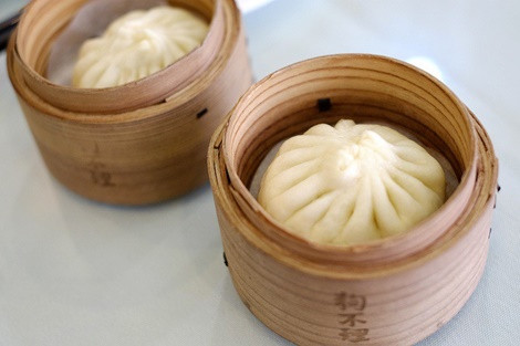 Bánh bao chó không thèm ra đời cách đây khoảng 150 năm, tức năm 1858. Người làm ra món ăn nổi tiếng này là một chàng trai có tên cúng cơm là “Cẩu Tử”. Chàng trai này đến Thiên Tân để học nấu ăn tại nhà họ Lưu vốn có nghề gia truyền làm bánh bao.