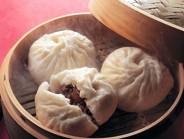 Trong khi gói, anh liên tục dùng ngón tay nhào nặn tỉ mỉ và dùng lực tạo thành 18 nếp gấp đều nhau, đẹp tựa bông hoa cúc trắng, cuối cùng cho vào xửng hấp chín.