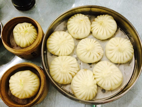 Bánh bao do Cẩu Tử làm có hương vị thơm ngon khiến quán ngày một đông khách, thậm chí khách đến ăn bánh bao đông quá khiến Cẩu Tử chỉ có thể luôn tay làm việc, thậm chí khách hỏi cũng không buồn trả lời.