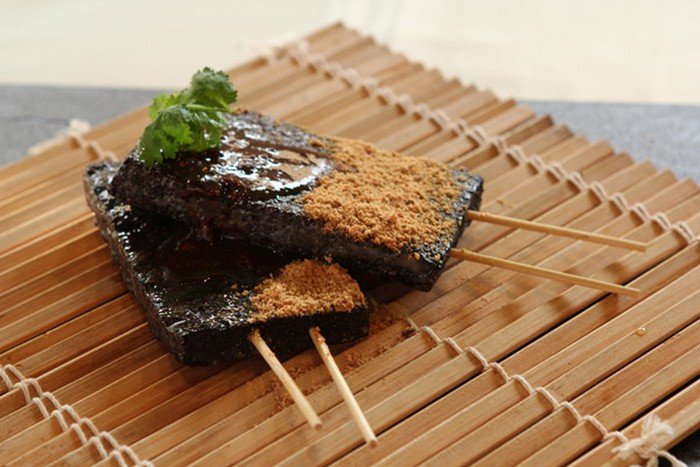 Nếu như tiết canh là món ăn theo kiểu tái, không được nấu chín thì bánh tiết lợn là món ăn rất phù hợp vệ sinh, theo tiêu chí “ăn chín, uống sôi”.