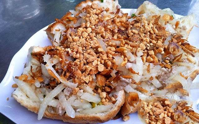 Khi gần ăn, bạn đặt một cái xửng thật nóng, bánh mì thấm qua nước cho mềm, sau đó xếp lên xửng hấp khoảng 3 phút là bánh mì sẽ mềm ra.