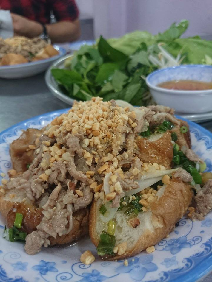 Thịt bò tiếp thêm cái ngọt đậm đà và dung hoà trong hành thơm thơm, đậu phộng bùi bùi tạo nên tổng thể hương vị đầy hấp dẫn.