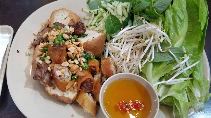 Củ cải trắng và đỏ cắt sợi nhỏ trộn với giấm, đường làm đồ chua. Hành lá cắt nhỏ phi thơm với mỡ. Hành sim mang phi cho vàng thơm. Pha nước mắm chanh ớt.
