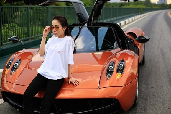 Minh Anh theo đuổi phong cách thời trang năng động, cá tính.